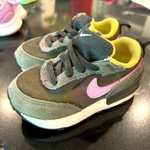 Nike Baby/Toddler Girls Size 6 shoes